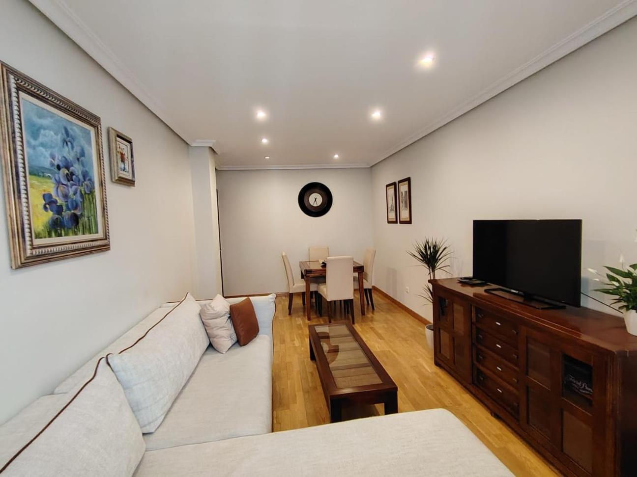 Avello Con Parking Apartamento *